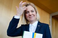 Finansminister Magdalena Andersson med fjolårets vårbudget. Arkivbild.