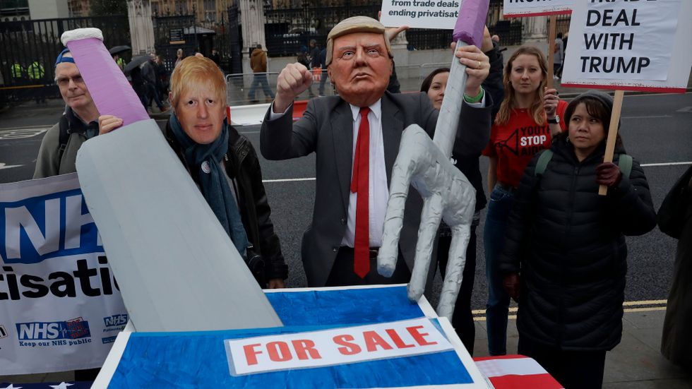 Brexitmotståndare protesterar mot premiärminister Boris Johnson och president Donald Trump utanför parlamentet i London.