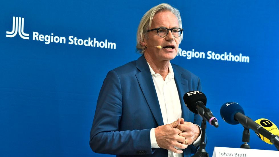 Region Stockholms chefsläkare Johan Bratt instämmer inte i den kritik som Ivo riktar mot vården av covid-sjuka på äldreboenden.