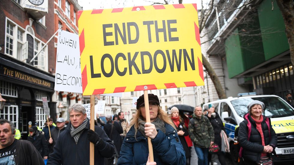 Protester mot den brittiska regeringens coronapolitik i Westminster, London, den 14 december.