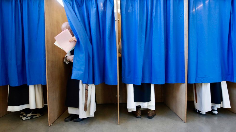 Munkar röstar i Westvleteren i Belgien.