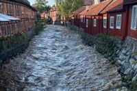 Efter kraftigt regn är vattenståndet i Svartån i centrala Västerås ovanligt högt.
