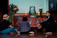 Familjemedlemmar till en kvinna som befaras ha dött i lastbilen sörjer framför ett altare i byn Do Thanh i Vietnam.