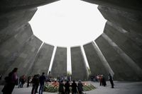 Sörjande vid minnesmärket Tsitsernakaberd Armenian genocide memorial museum i Jerevan den 21 april.