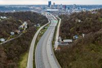 Det går en stor motorväg genom staden Pittsburgh i Pennsylvania. 