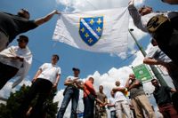Gripandet av Naser Orić i Schweiz upprörde många bosniaker. Orić ses som en hjälte i försvaret av Srebrenica och Serbiens begäran om att få Orić grupen sågs som ett sätt att sabotera minnesceremonierna av Srebrenica-massakern där 8000 muslimska bosniaker mördades av bosnienserber. Här demonstrerar bosniska veteraner mot gripandet.