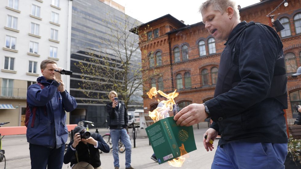 Rasmus Paludan bränner Koranen på Norra Bantorget i Stockholm.