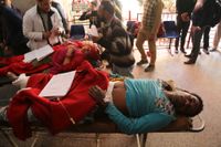 Skadade i en granatattack i Jammu, Kashmir, får vård på ett sjukhus på torsdagen.