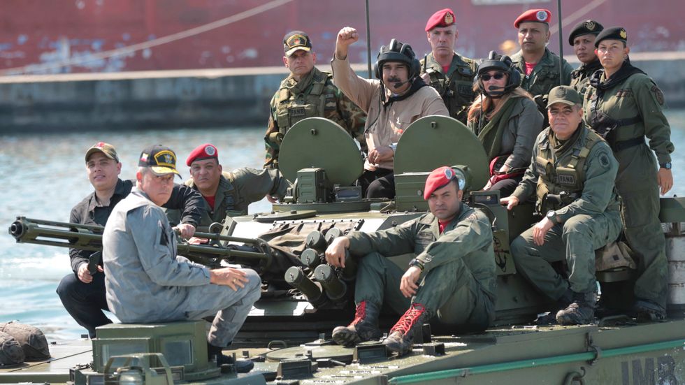 Venezuelas socialistpresident Nicolas Maduro poserande på flottbasen Puerto Cabello i söndags.