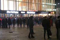 Folksamling på torget utanför stationen i Köln på nyårsafton där sexattackerna ägde rum.