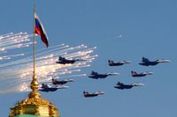 Ryska stridsflyg visar upp sig över Röda torget i Moskva under Segerdagen. Nu är det dags igen. 250 plan ingår i den övning som ska visa att Moskva kan försvararas.