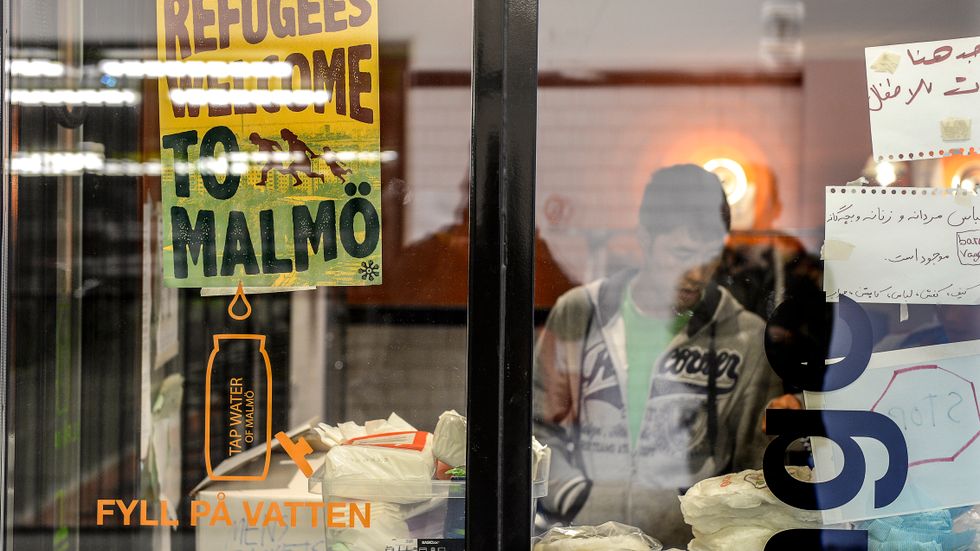Flyktingmottagande på Malmö Central. Nyanlända får tillgång till insamlade kläder och skor i en källarlokal under stationen.