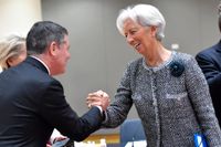 Eurogruppens ordförande Paschal Donohoe och Europeiska centralbankens chef Christine Lagarde skakar hand inne på EU-toppmötet i Bryssel.