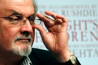 Salman Rushdie attackerades i New York i fredags.