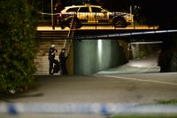 Polis och avspärrningar vid den gångbana i Malmö där en 15-årig pojke hittades med livshotande skador i slutet av september i fjol. Nu åtalas en 16-årig pojke för mordförsök. Arkivbild.