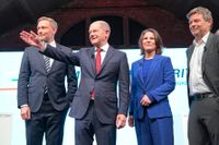 Socialdemokraten Olaf Scholz (med pekande hand) med blivande regeringskolleger, Christian Lindner från FDP och De grönas Annalena Baerbock och Robert Habeck.