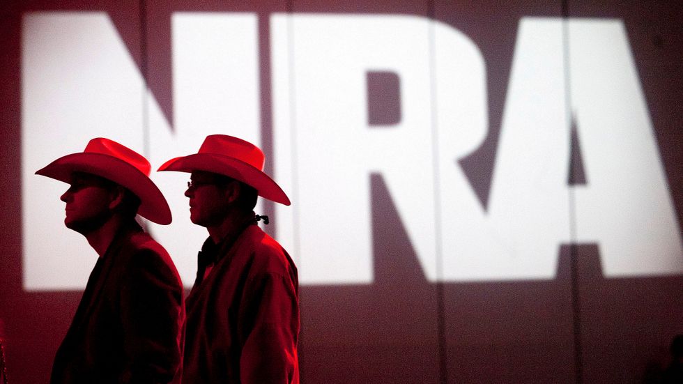 Besökare på NRA:s årliga vapenmässa i Houston, Texas. 