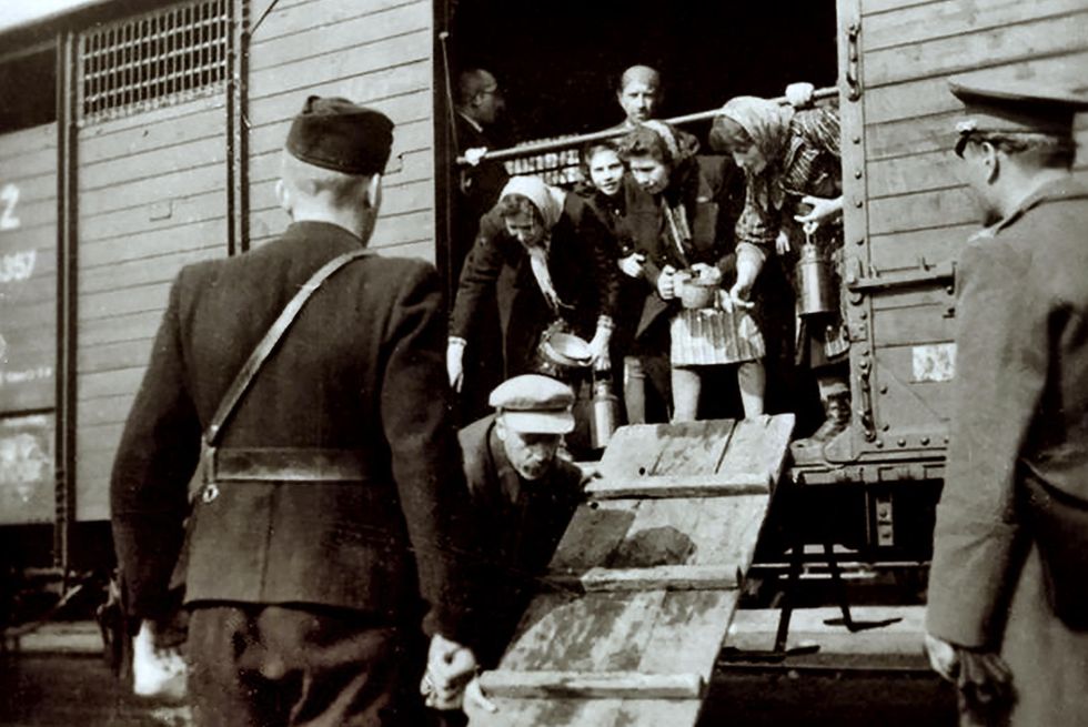 Żydowskie kobiety i dzieci przybywają do obozu koncentracyjnego i zagłady Auschwitz-Birkenau, Polska, 1942 r.
