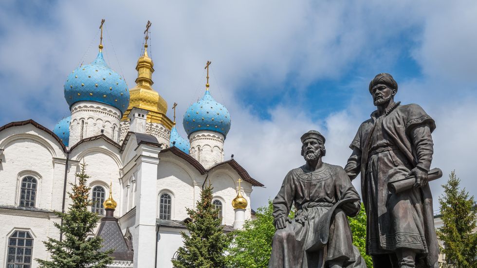 Monument över ”samarbetet” mellan ryska och tatariska arkitekter i bygget av Kazans Kreml i Tatarstan.