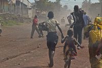 Människor flyr från striderna i Goma, Kongo.