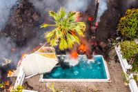 Lava från vulkanutbrottet i en pool på La Palma. 