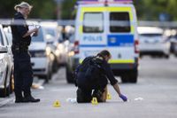 Avspärrningar efter en dödsskjutning i Sollentuna i juli. Polisen kopplar skjutningen till en misstänkt gängkonflikt.