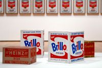 Den amerikanske konstnären Andy Warhols Brilloboxar i en utställning i Atlanta 2011. Arkivbild.