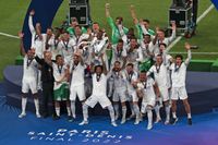 Real Madrid lyfter Champions League-bucklan.