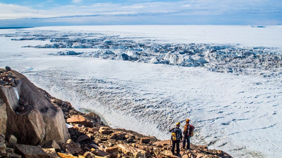 Forskare vid kanten av Mawson glaciären vid Östantarktis.