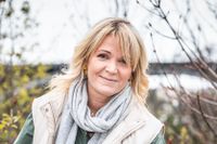Kattis Ahlström, född 1966, är journalist och programledare. ”I hennes skor” är hennes första roman.