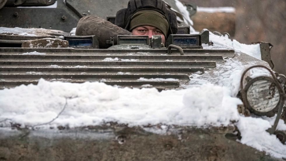En ukrainsk soldat i Luhanskregionen. Arkivbild.