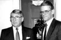 Talman Thage Peterson och avgående tillika tillträdande statsminister Ingvar Carlsson i februari 1990.