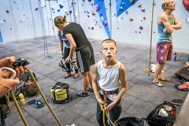Simon, 11, förbereder sig för den höga väggen. En stor del av klättringen sker i huvudet.