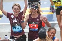 Kathrine Switzer (i keps) vid målgången på Boston Marathon 2016 – 50 år efter att hon sprungit loppet för första gången.