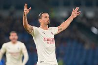 Zlatan Ibrahimovic firar ett mål mot Roma i Serie A. Arkivbild.