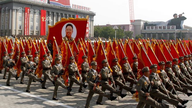 Tidigare militärparad i Pyongyang.