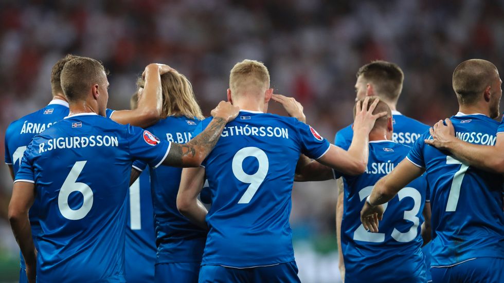 Det isländska landslaget firar lagets andra mål i mötet med England. Matchen slutade med seger för Island.