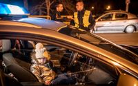 Polsk polis hjälper en ukrainsk familj vid gränsövergången i Medyka, östra Polen.