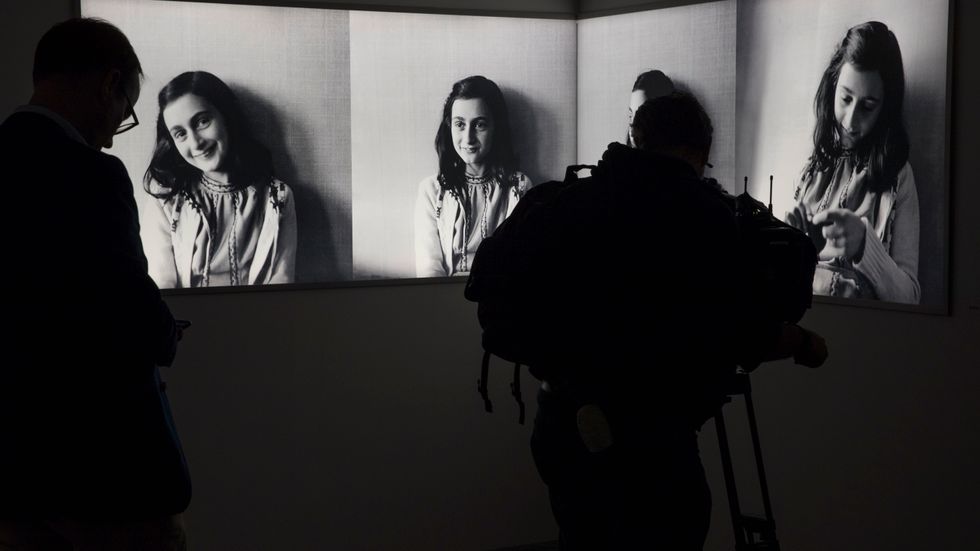 Journalister fotograferar år 2018 det då nyrenoverade Anne Frank-museet i Amsterdam.