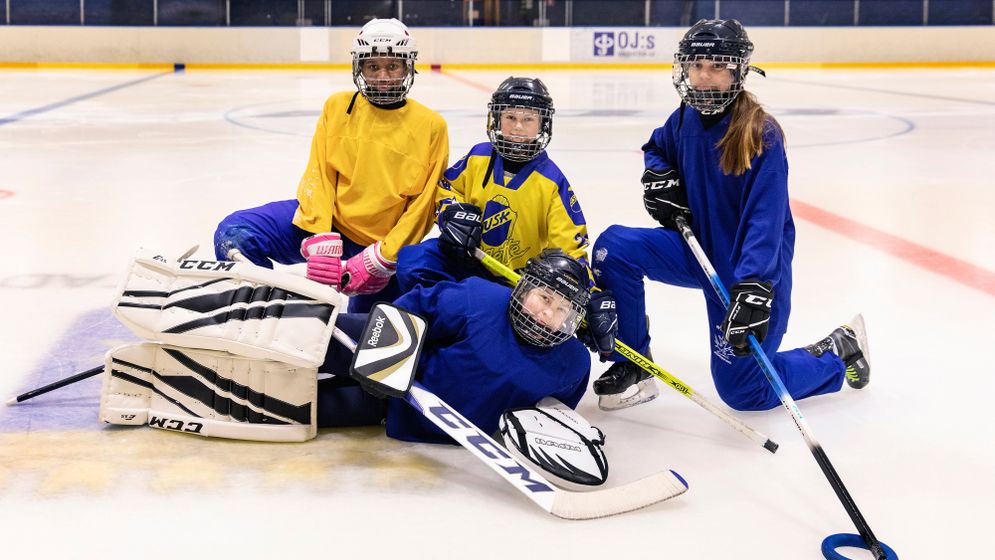 Viktoria, 11, Amelie, 10, Enya, 12, och målvakten Lavinia, 12, spelar ringette i laget Miniorerna i Ulriksdals Skridskoklubb i Solna. 