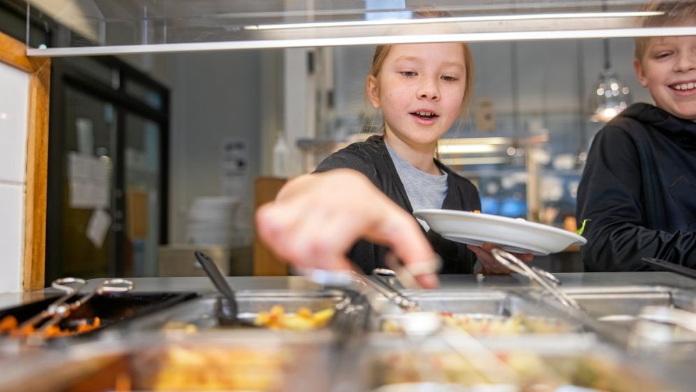 På flera håll i landet har det blivit färre alternativ på salladsbuffén i matsalen, på grund av coronapandemin. Så även på Storsjöskolan i Holmsund. ”Det är dåligt”, säger Sam.