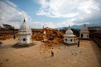 Ett av de äldsta templen i Katmandu ett år efter jordbävningen.