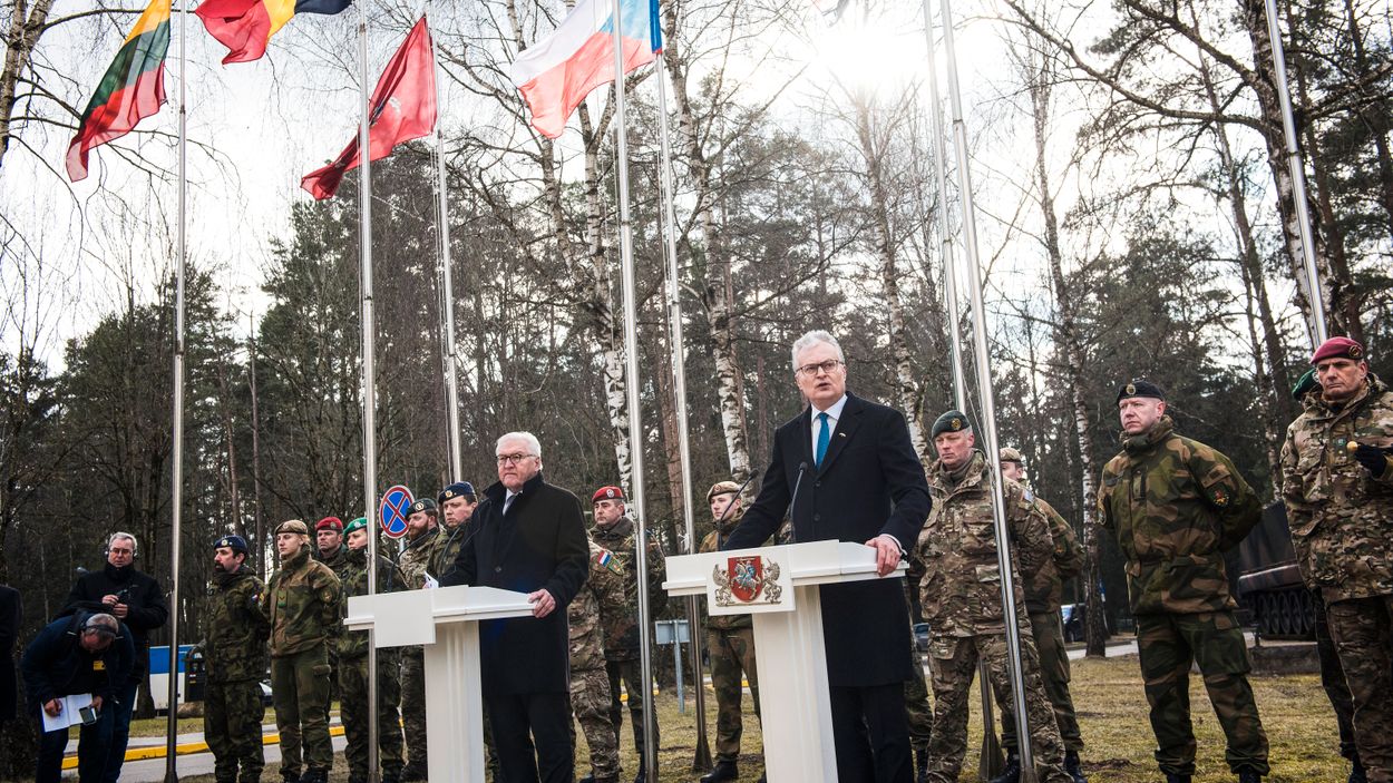 Tyske presidenten Frank-Walter Steinmeier och Litauens president Gitanas Nauseda på besök på Natobasen i Rukla. 