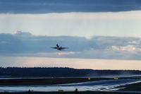 Stora investeringar i utbyggd flygkapacitet kan bli pengar i sjön när vi måste flyga mindre framöver, skriver debattörerna i en replik. 