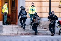 Polisens insatsstyrka söker igenom Malmö Latinskola i samband med dådet i mars. 