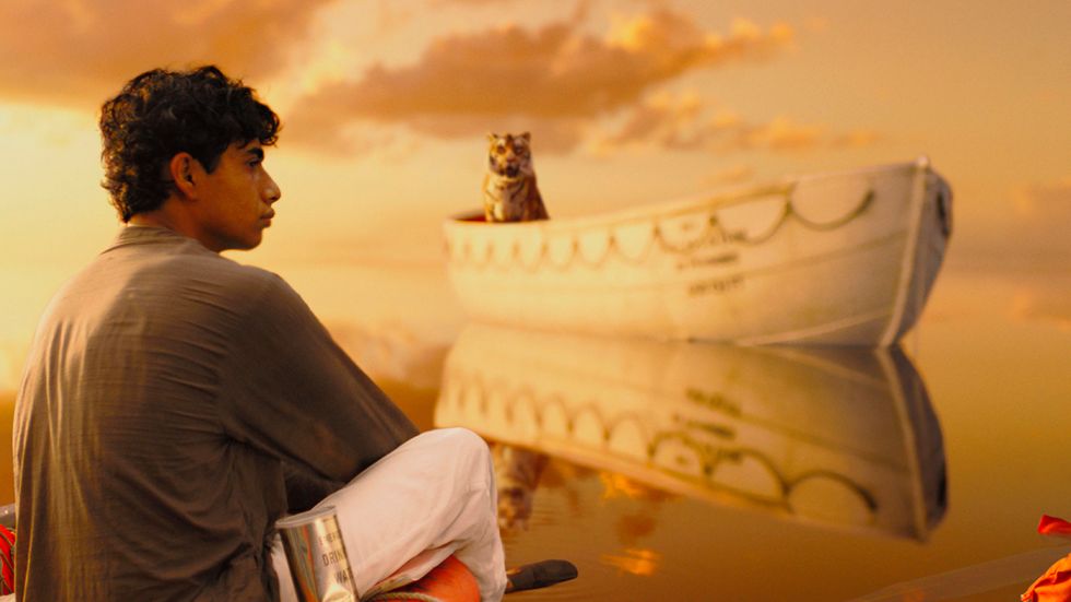 Suraj Sharma som Pi. I bakgrunden: den bengaliska och helt datoranimerade tigern Richard Parker.