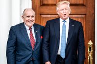 Donald Trumps advokat samt förra New York-borgmästaren Rudy Giuliani åtalades på måndagen i sydstaten Georgia.