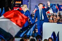 Emmanuel Macron under sitt segertal vid Eiffeltornet. 