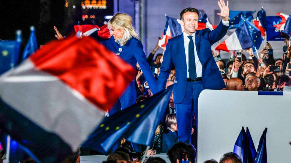 Emmanuel Macron under sitt segertal vid Eiffeltornet. 