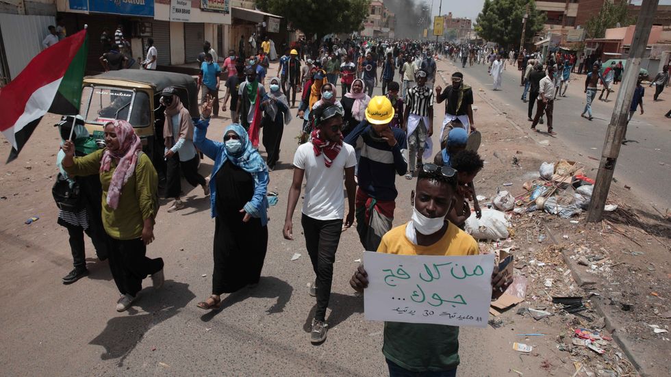Sudanesiska demonstranter protesterar mot landets militärstyre i huvudstaden Khartoum på torsdagen.